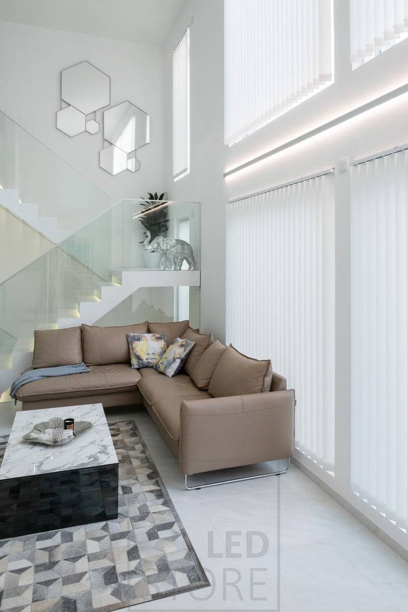 Tiras de LED en los peldaños para resaltar la escalera y crear una luz atmosférica y suave.